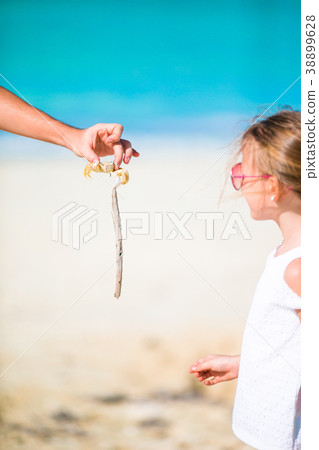 Adorable little girl playing with crab on the 38899628