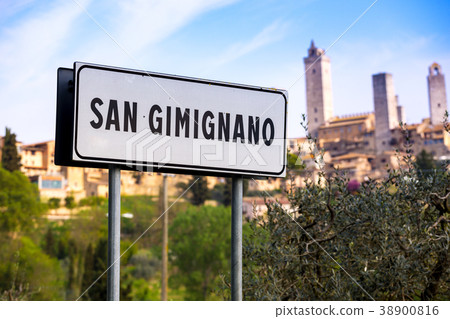 road sign of San Gimignano 38900816