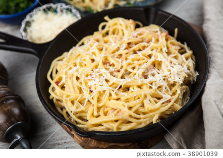 Spaghetti carbonara with egg and pancetta Spaghetti carbonara with egg and pancetta 38901039