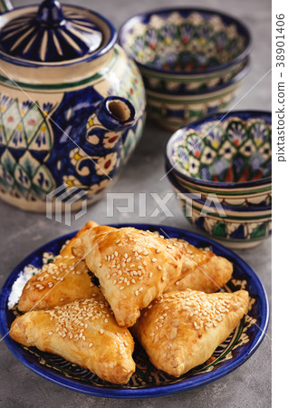 Puff pastries with chicken meat, samosa. 38901406