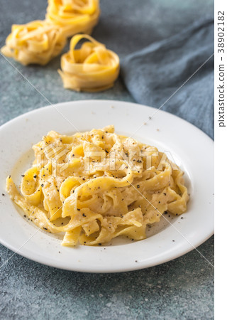 Portion of fettuccine Alfredo 38902182