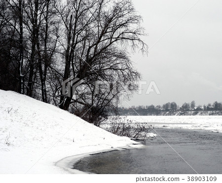 River at winter in the countryside. 38903109