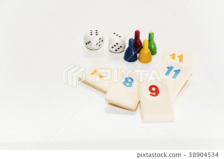 board game play figures and double dices 38904534