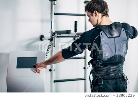 athlete regulating intensity of ems electro 38905229