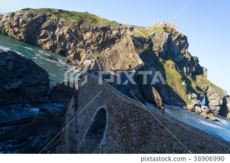 Climbing to San Juan de Gaztelugatxe 38906990