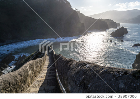 Climbing to San Juan de Gaztelugatxe Climbing to San Juan de Gaztelugatxe 38907006