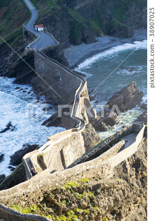 Climbing to San Juan de Gaztelugatxe Climbing to San Juan de Gaztelugatxe 38907025