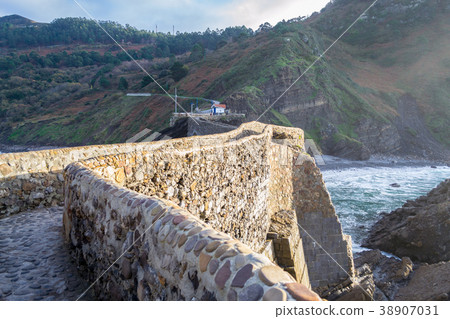 Climbing to San Juan de Gaztelugatxe Climbing to San Juan de Gaztelugatxe 38907031