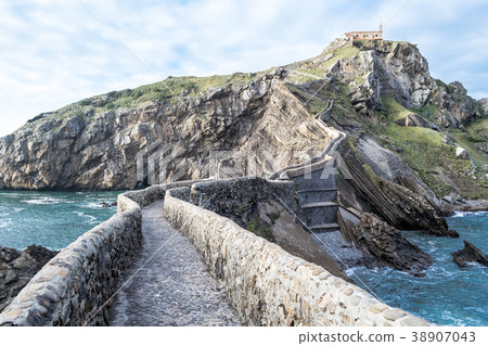 Climbing to San Juan de Gaztelugatxe 38907043