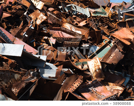 A mountain of scrap 38908088