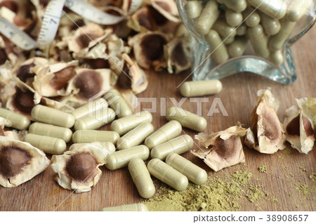 Moringa capsules with dried Moringa capsules with dried 38908657