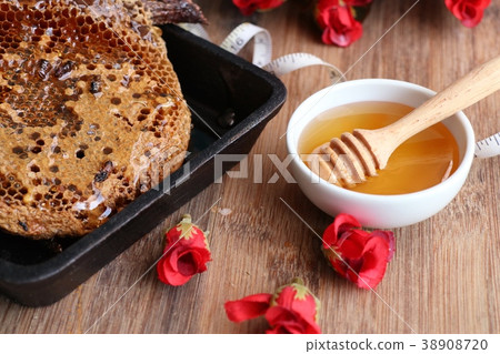 Sweet honeycomb and honey 38908720