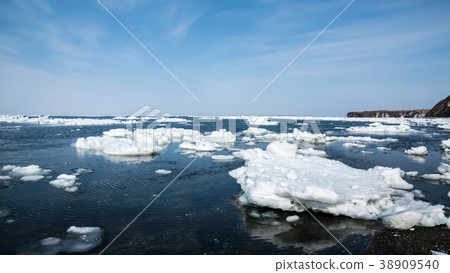 Sea ice in the Sea of Okhotsk 16: 9 Sea ice in the Sea of Okhotsk 16: 9 38909540