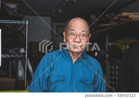 高級工作在市中心的工廠 38910323