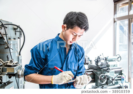 年輕的製造工程師 年輕的製造工程師 38910359