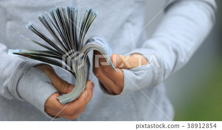Female hands counting money   38912854