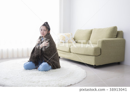 Woman wrapped in blanket 38913041