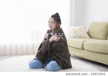 在毯子包裹的婦女 38913043