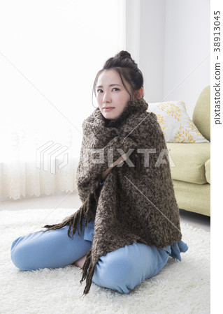 在毯子包裹的婦女 在毯子包裹的婦女 38913045