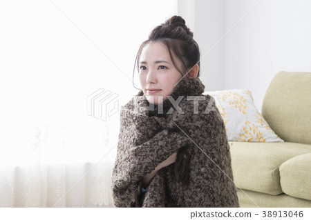 在毯子包裹的婦女 38913046