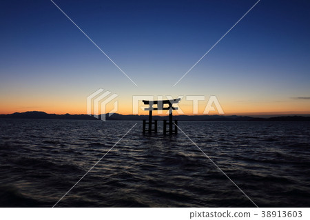 When the dawn is dyed, the large torii of the Shirahagi Shrine and the Lake Biwa / Japanese Heritage / Lake Biwa National Monument When the dawn is dyed, the large torii of the Shirahagi Shrine and the Lake Biwa / Japanese Heritage / Lake Biwa National Monument 38913603