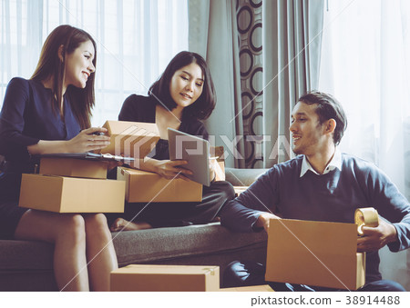 Start up team of online retailer packing boxes 38914488