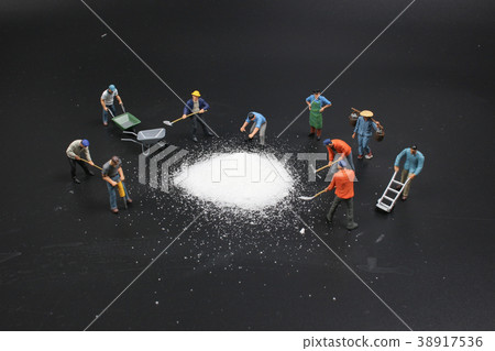 a mini  figure preparing the group salt 38917536