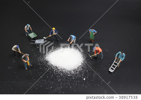 a mini  figure preparing the group salt 38917538
