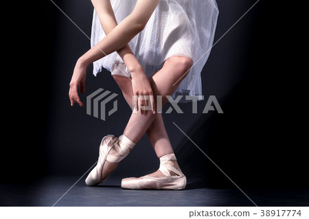 Young ballerina in the studio 38917774