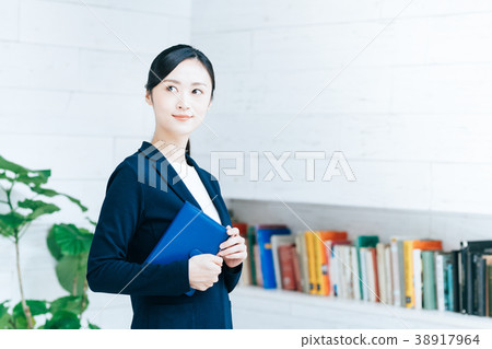 穿夾克的少婦 穿夾克的少婦 38917964