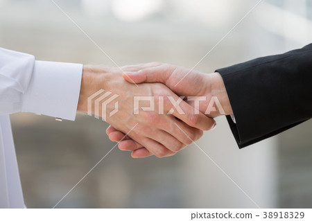 Arab Business man handshake 38918329