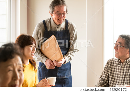 Lifestyle image Cafe master and customer Lifestyle image Cafe master and customer 38920172