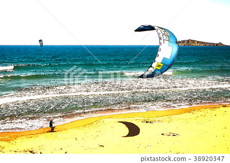 Kite surfing 38920347