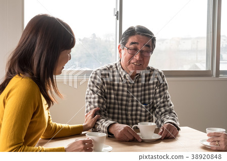父親和兒子在咖啡館裡交談 父親和兒子在咖啡館裡交談 38920848