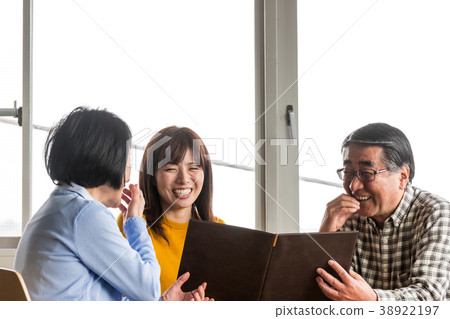 Family thinking about the menu 38922197