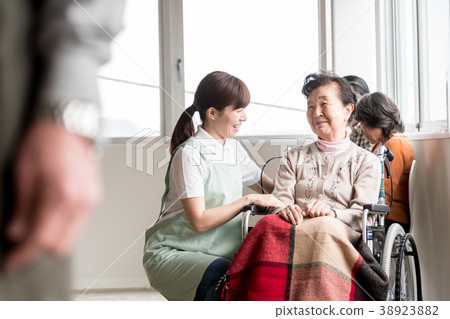 Senior image Women riding a wheelchair and a caregiver 38923882