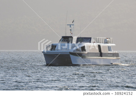 High speed boat on Lake Te Anau, Tutbotor Cave tour High speed boat on Lake Te Anau, Tutbotor Cave tour 38924152