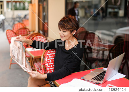 middle-aged grandmother speaking with relat middle-aged grandmother speaking with relat 38924424