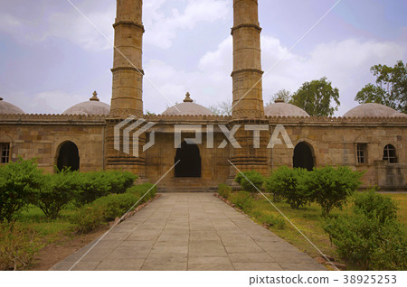 Outer view of Sahar ki masjid  38925253
