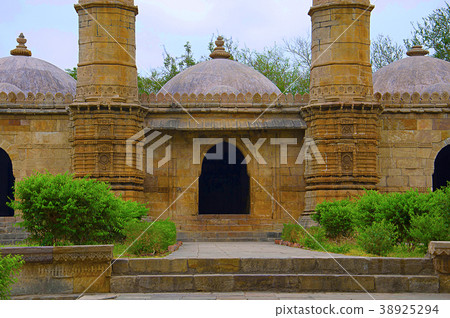Outer view of Sahar ki masjid  38925294