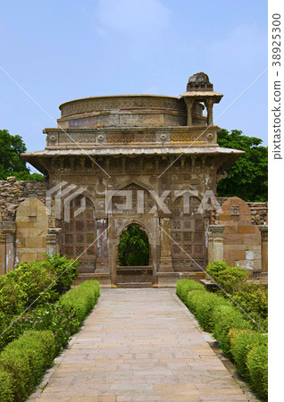 Large dome built over a podium, Jami Masjid  38925300