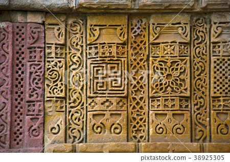 Stone carvings on outer wall of Jami Masjid 38925305