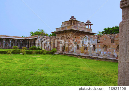 Large dome built over a podium, Jami Masjid 38925306