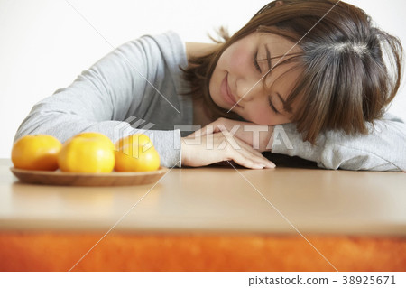 A woman relaxing with kotatsu 38925671