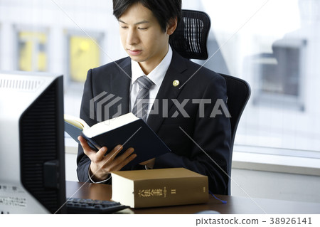 一位年輕的律師 一位年輕的律師 38926141