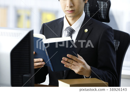 一位年輕的律師 一位年輕的律師 38926143