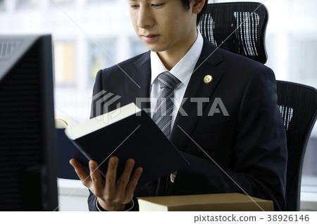 一位年輕的律師 一位年輕的律師 38926146