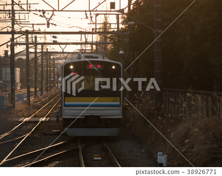 JR Tsurumi Line in the evening 38926771
