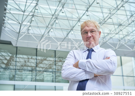 Confident businessman 38927551