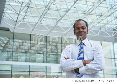 Cheerful Indiian businessman 38927552